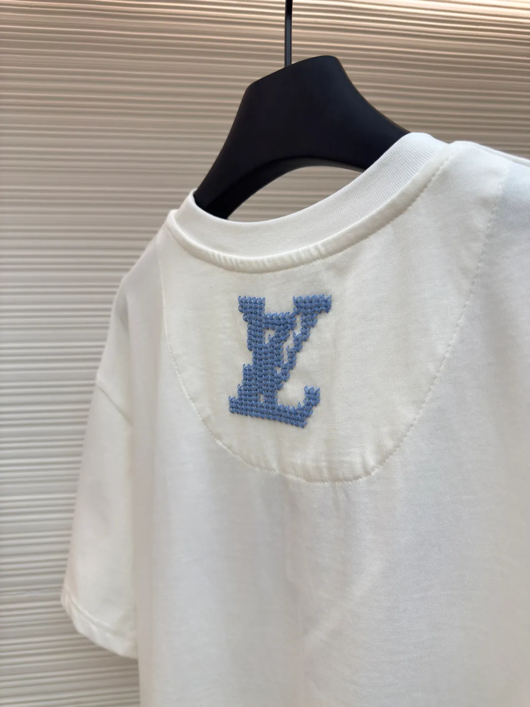LOUIS VUITTON printed knitted round neck T-shirt ●Authentic product: purchased and developed by 14019 ●Item number: 1680659-A45 ●Fabric: cotton jersey fabric ●Technology: Printed knitted fabric ●Version: fitted version ●Weight: about 295 grams ●Size: XS-S-M-L ●Description: LV The new 2025 SS autumn and winter round neck T-shirt is made of cotton jersey and is carefully made with hook and loop embroidery techniques. It is an easy-to-wear item that can be worn with a jacket in autumn and winter. Playful logo lettering adorns the front and the LV logo is embroidered on the back, completing this beautiful piece! The overall wiring is straight and delicate, the fabric is comfortable and soft, and the color is consistent without color difference. It can be matched with the same style to create a fashionable look and control various occasions. Customized accessories, complete with three standards, same style for men and women!